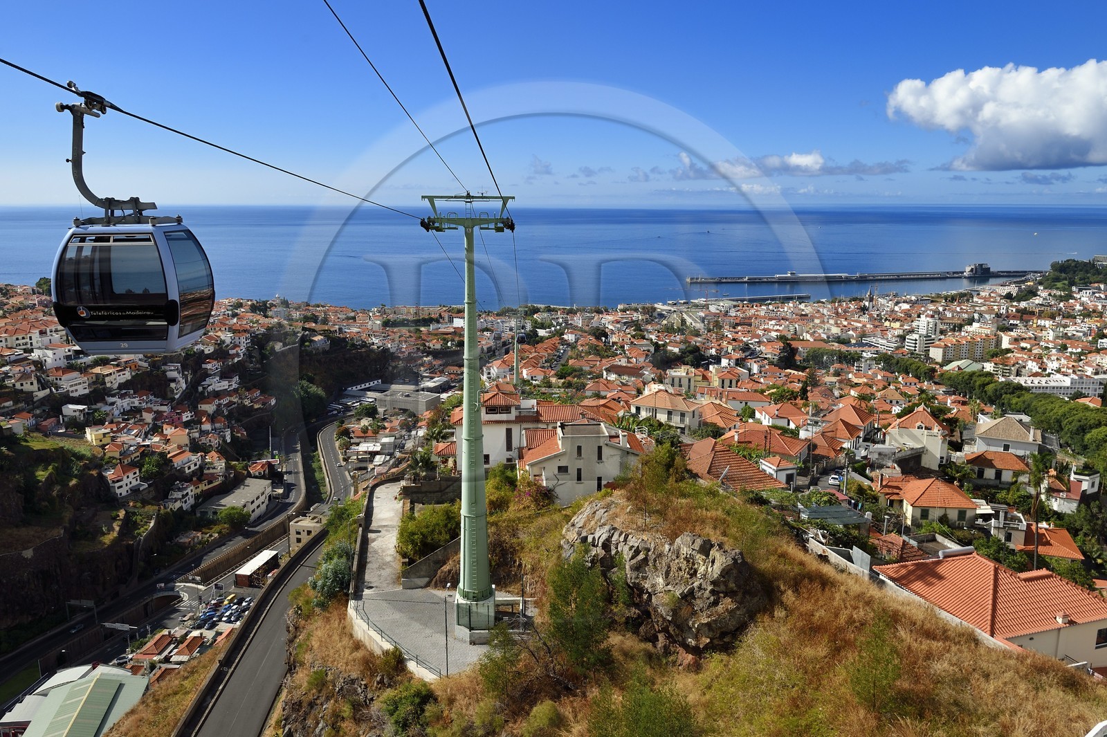 Portugal, Ile de Madère, Funchal, le télécabine qui relie le quartier historique dans la basse ville au jardin tropical dans les hauteurs