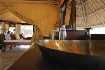 Tanzanie, Reserve de gibier de Selous une des plus grandes zones protégées au monde et inscrite sur la liste du patrimoine mondial de l’Unesco depuis 1982, le très exclusif Selous Camp, une des 13 tentes de luxe