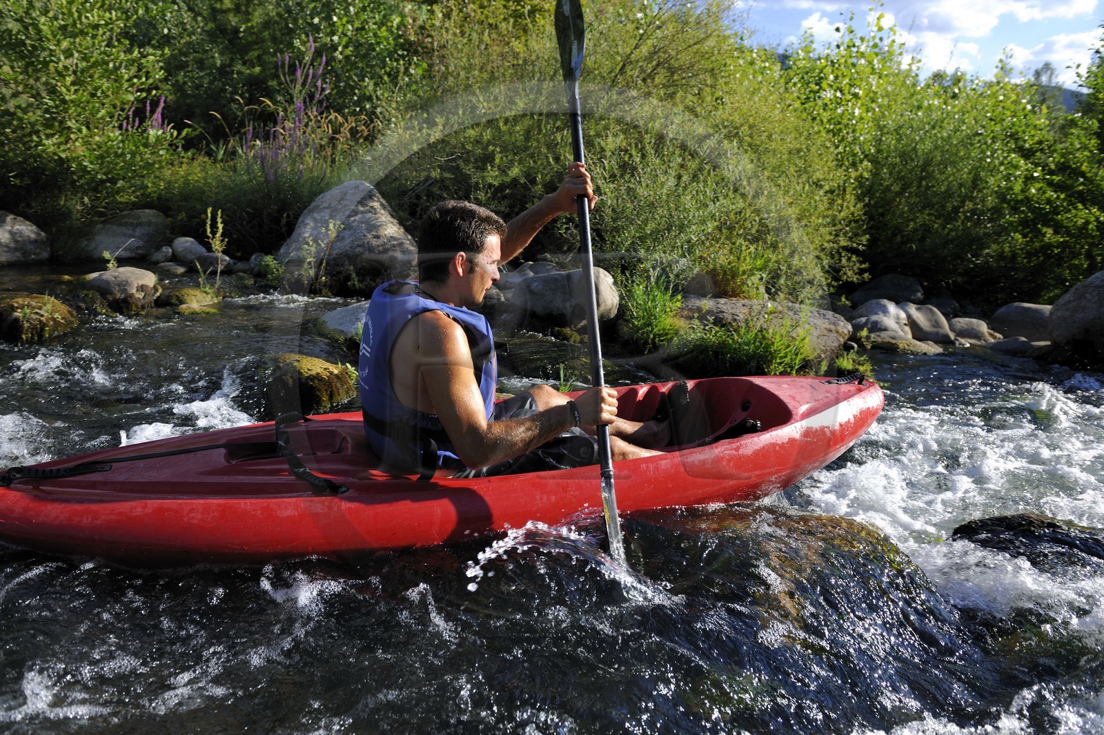 France, Hérault (34), vallée de l' Orb, descente en canoë-kayak de la rivière Orb au moulin de Travassac à Mons la Trivalle, Sylvain Cathala de Ateliers Rivière Randonnées