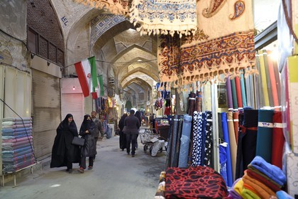 Iran, province d'Ispahan, Ispahan, Bazar-e Bozorg (Grand Bazar), immense bazar couvert qui remonte à près de 1300 ans, magasin de tissus