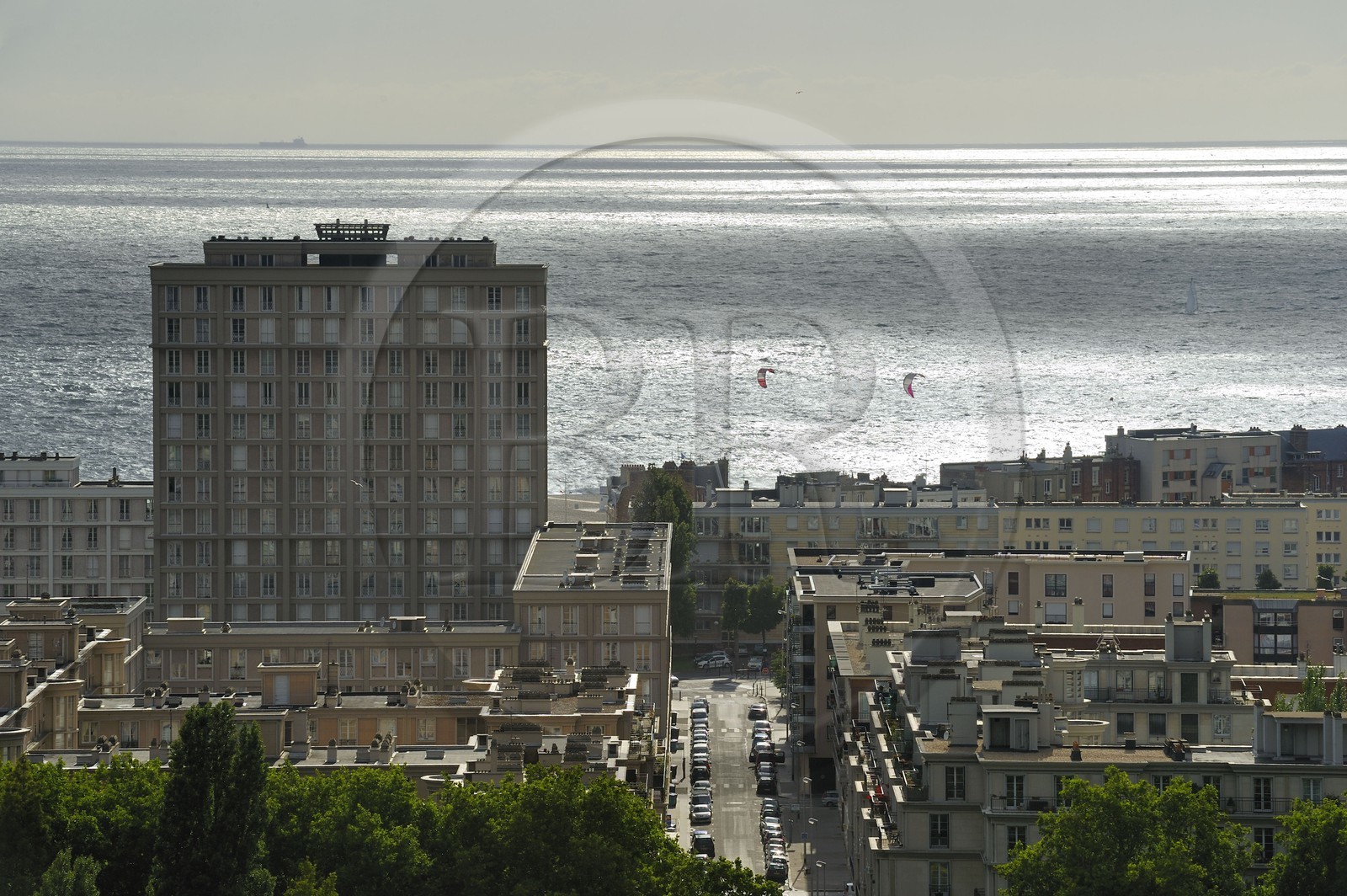 France, Seine-Maritime (76), Le Havre, Centre-ville reconstruit du Havre par Auguste Perret classé Patrimoine Mondial de l'UNESCO, immeubles Perret de la Porte Océane au bout de l'avenue Foch