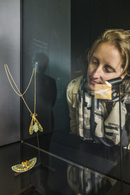 France, Bas-Rhin (67), Wingen-sur-Moder, le musée Lalique, bijou créé par René Lalique, broche La Broche Fée vers 1897-1898, en or, platine et émail