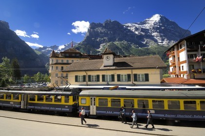 Suisse, Canton de Berne, Oberland Bernois, Grindelwald, train en gare et le mont Eiger (3 970m) en arrière-plan, partie du massif de la Jungfrau classé Patrimoine Mondial de l' UNESCO