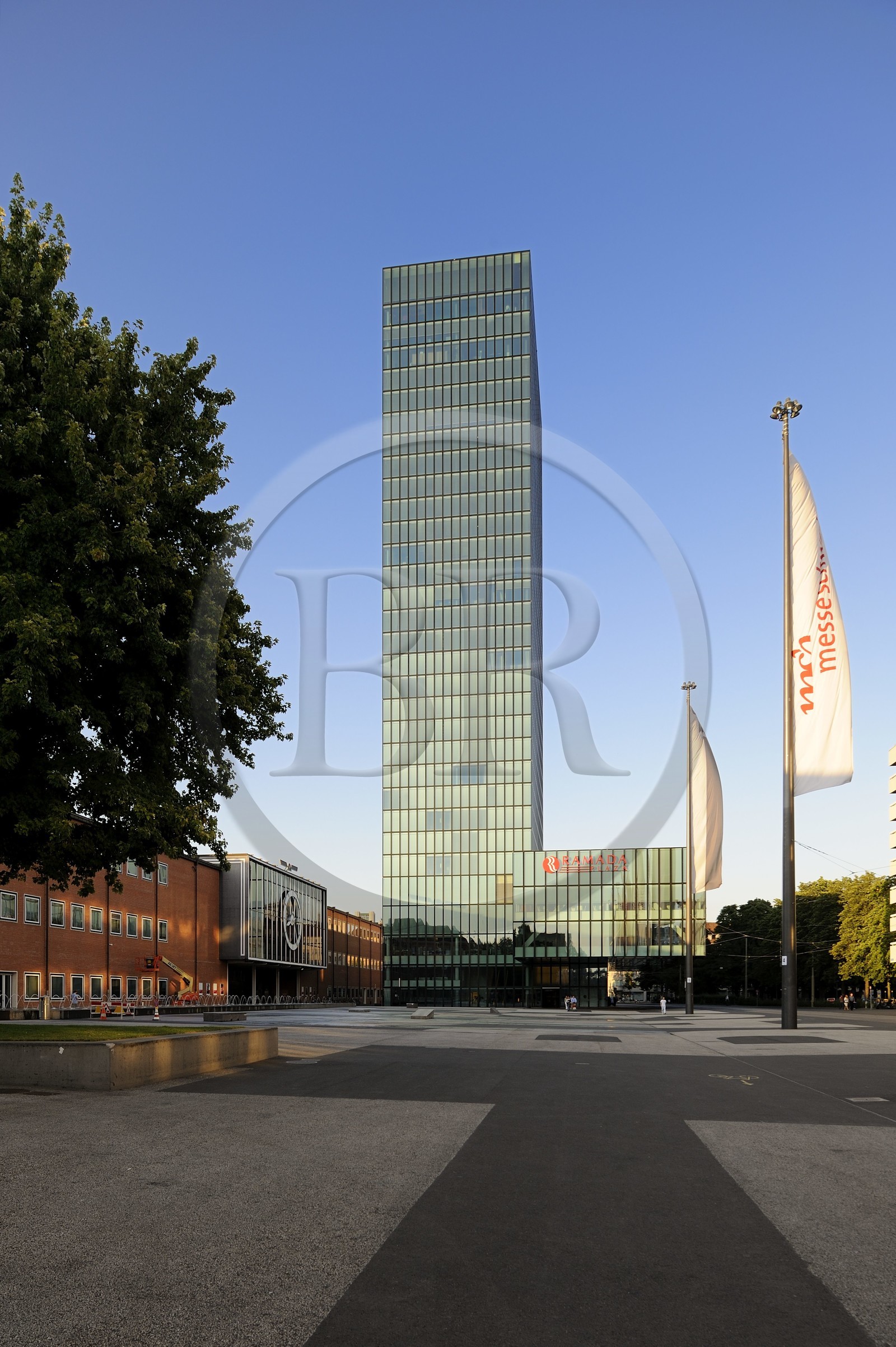 Suisse, Bâle, la tour de la foire Messerturm sur le Messerplatz, tour la plus haute de Suisse