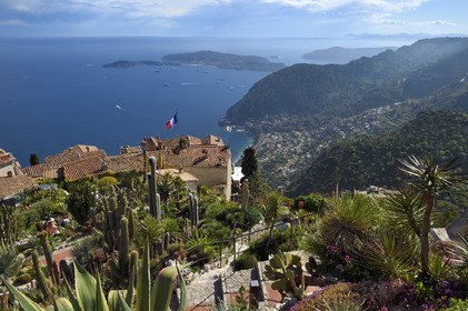 France, Alpes Maritimes (06), le village perché d'Eze et son Jardin Exotique classé Jardin Remarquable, Saint-Jean-Cap-Ferrat en arrière plan