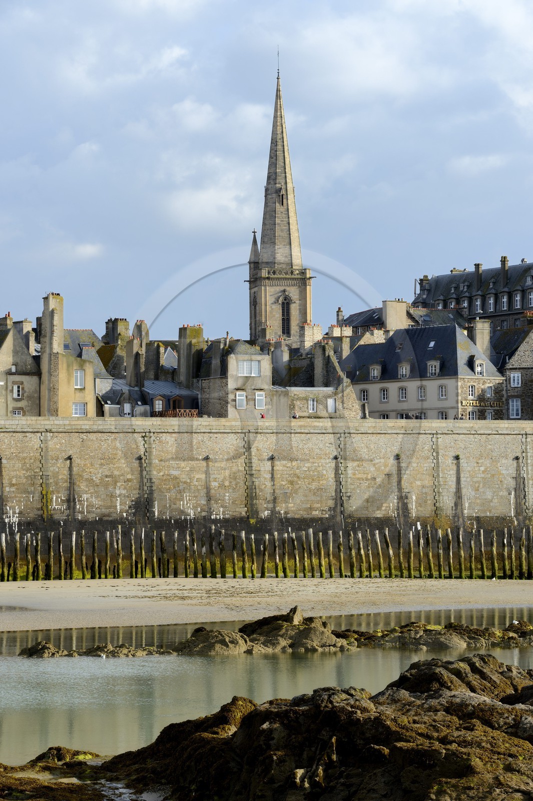 France, Ille-et-Vilaine (35), côte d'émeraude, les remparts nord de Saint-Malo et le clocher de la cathédrale Saint-Vincent