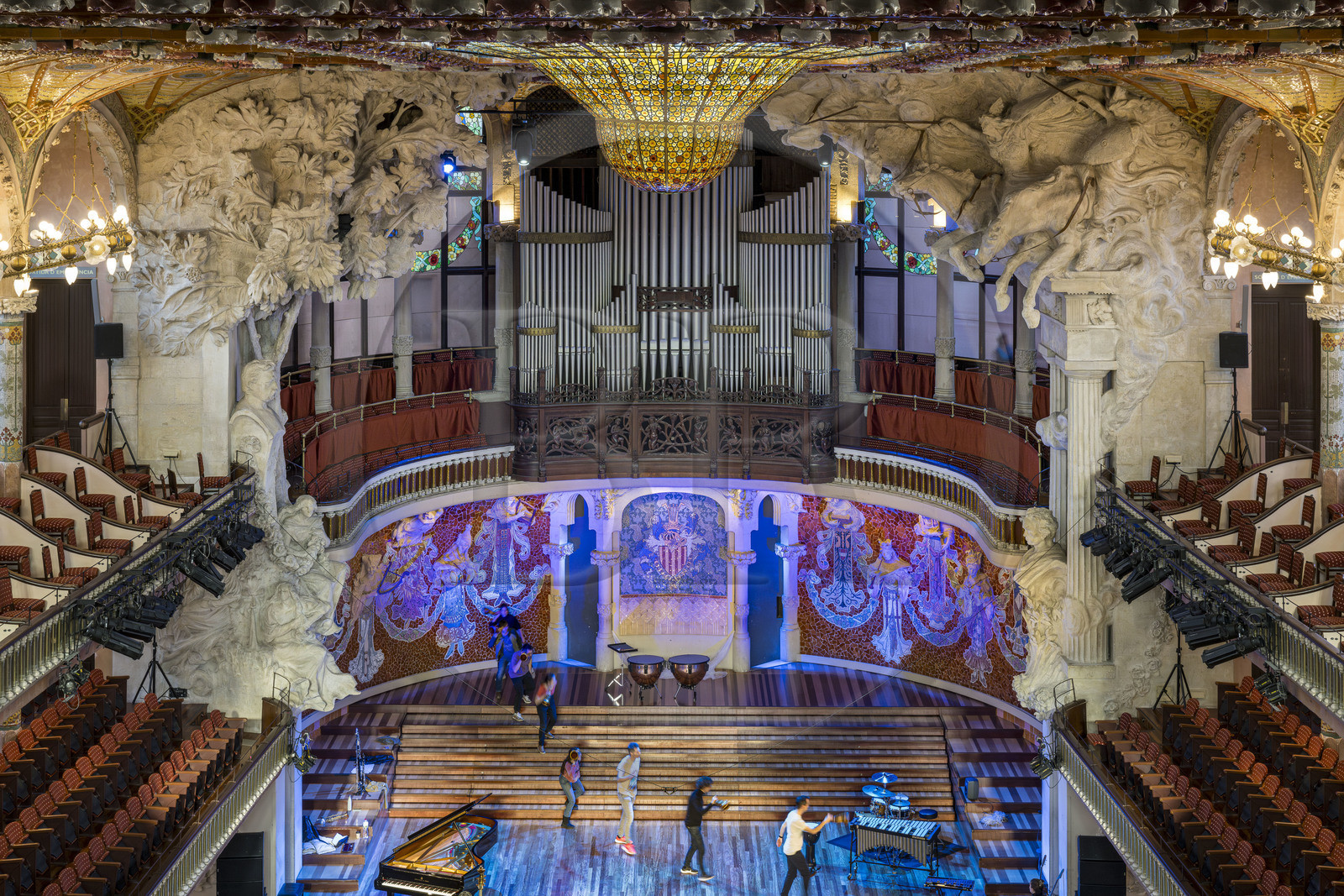 Espagne, Catalogne, Barcelone, Palau de la Musica Catalana (palais de la musique catalane), salle de concert dessinée par l'architecte du modernisme catalan Lluis Domènech i Montaner, site classé au Patrimoine Mondial de l'UNESCO, grande verrière, coupole de vitraux oeuvre de Antoni Rigalt i Blanch