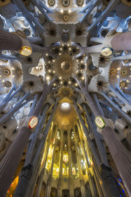 Espagne, Catalogne, Barcelone, quartier de l'Eixample, basilique de la Sagrada Familia de l'architecte du modernisme catalan Antoni Gaudi classée Patrimoine Mondial de l'UNESCO, vue de la voute à la croisée de la nef et du transept qui symbolise la Jérusalem céleste, l'abside est en bas, l'est à droite, l'ouest à gauche