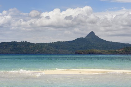 France, Ile de Mayotte, Grande-Terre, M'Tsamoudou, ilot de sable blanc sur le récif de corail dans la lagune face à la pointe Saziley