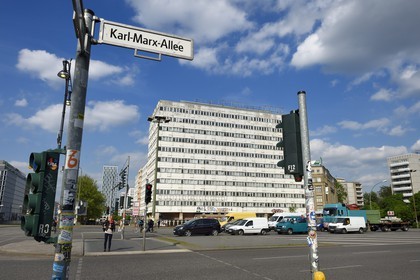 Allemagne, Berlin, la Karl-Marx Allee est la plus grande artère du pays menant d'Alexanderplatz à Frankfurter Tor et le régime communiste y faisait défiler son armée chaque année