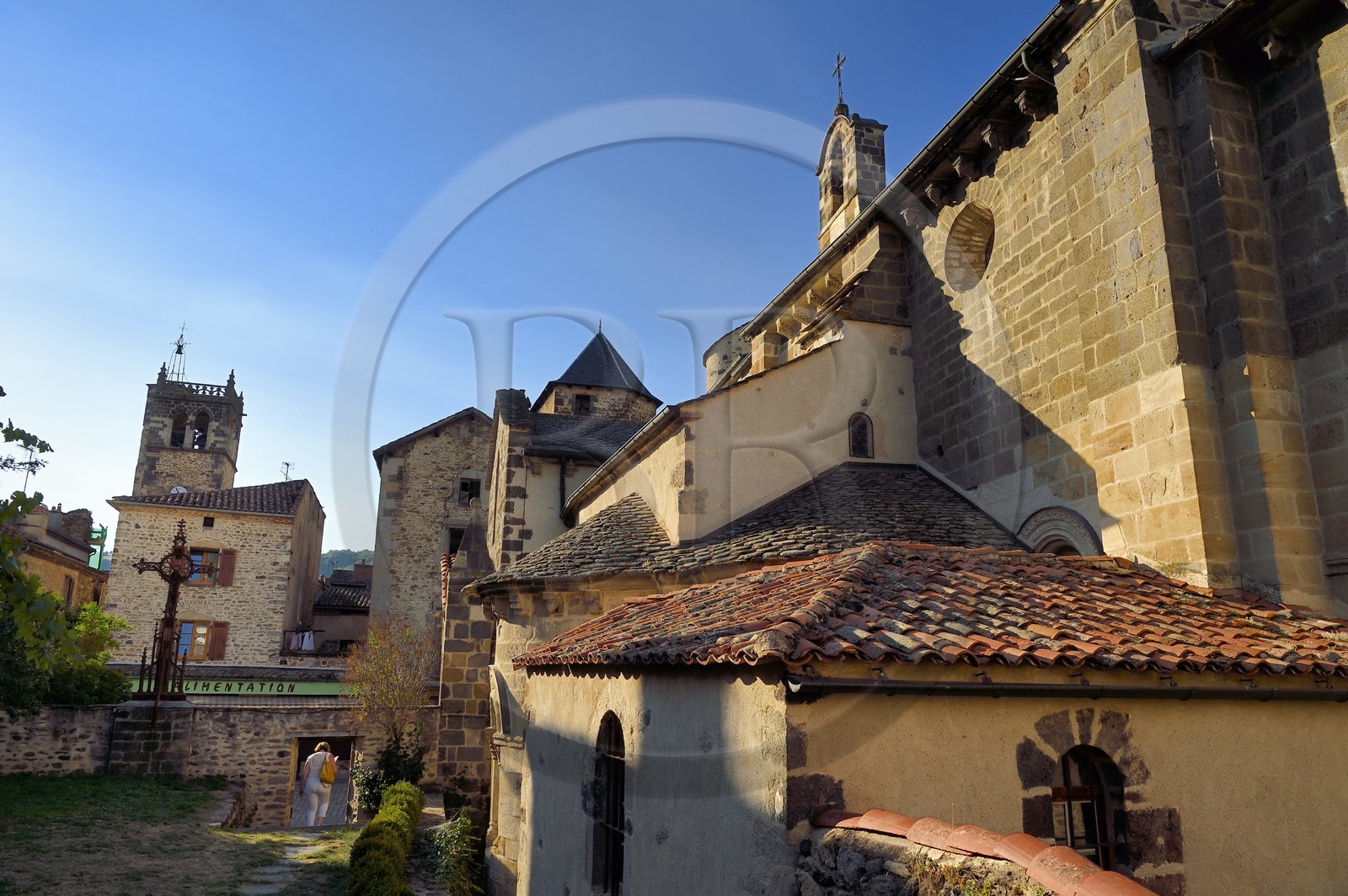 France, Haute-Loire (43), Blesle, labellisé Les Plus Beaux Villages de France, église de l'ancienne abbaye Saint Pierre de style roman auvergnat et site clunisien, le Clocher Saint-Martin en arrière plan