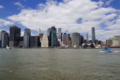 Etats-Unis, New York, Downtown Manhattan, l'East River devant South Street Seaport vue de la Promenade à  Brooklyn, Beekman Tower de l'architecte Frank Gehry à droite
