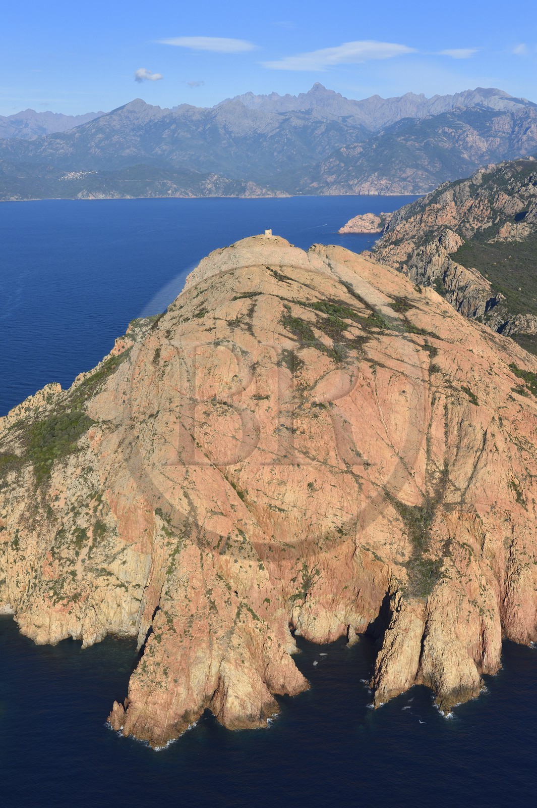 France, Corse-du-Sud (2A), Golfe de Porto, classé Patrimoine Mondial de l'UNESCO, le Capo Rosso et la Tour Génoise de Turghiu (Turghio) en arrière plan (vue aérienne)