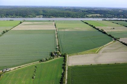 France, Seine-Maritime (76), Saint-Maurice-d'Etelan, champs en bordure de la Seine et le Parc Regional de Brotonne en arrière plan (vue aérienne)