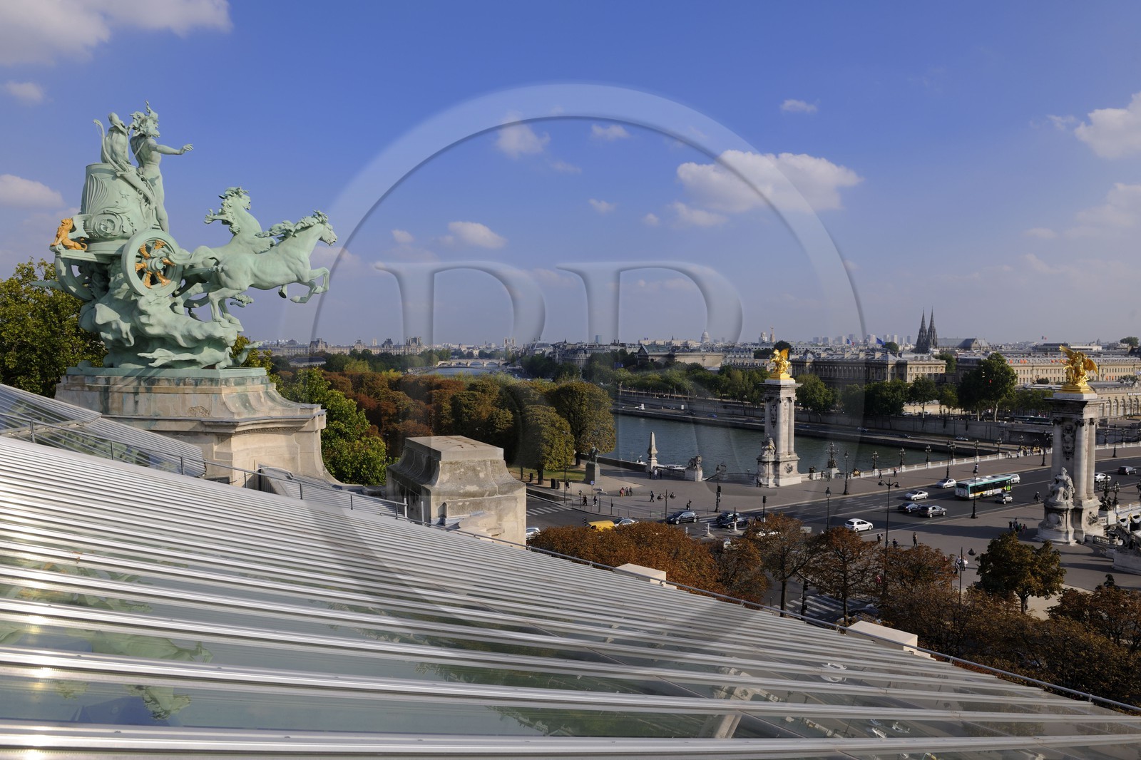 France, Paris (75), le Grand Palais, les quadriges de Récipon dominent la Seine et le pont des Invalides