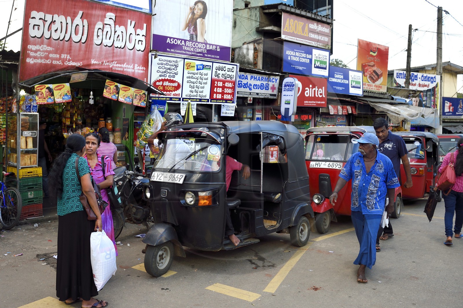 Sri Lanka, Province de Sabaragamuwa, Kiriella Junction, rue commercante