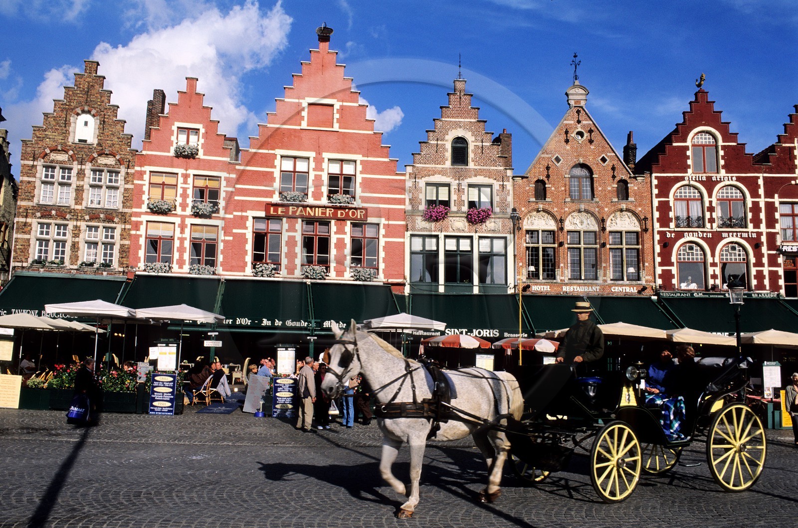 Belgique, Flandre-Occidentale, Bruges (Brugge), calèches sur la Grand' place (Markt)