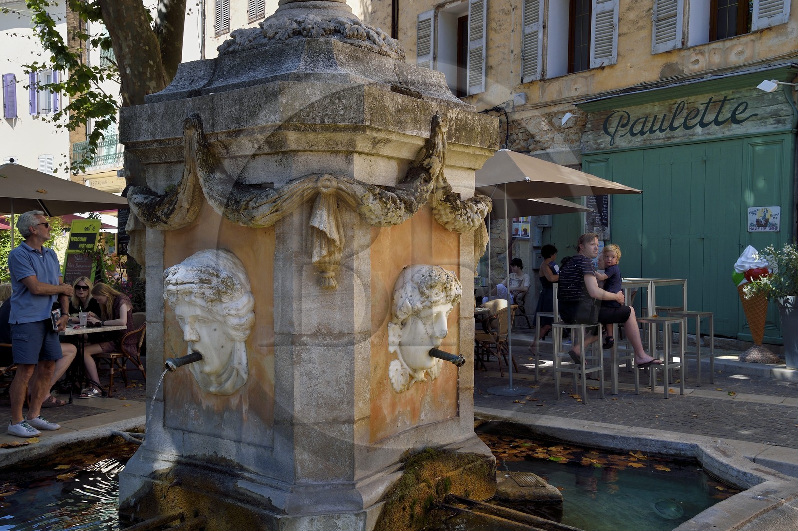 France, Var (83), Provence Verte, Cotignac, cours Gambetta, fontaine