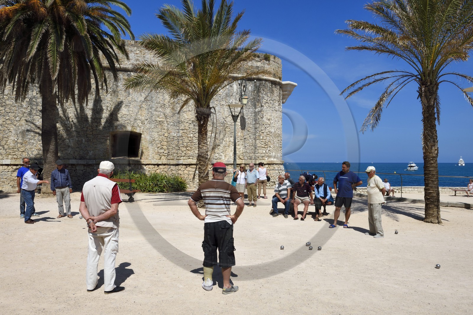 France, Alpes-Maritimes (06), Antibes, le bastion et la vieille ville, joueurs de pétanque