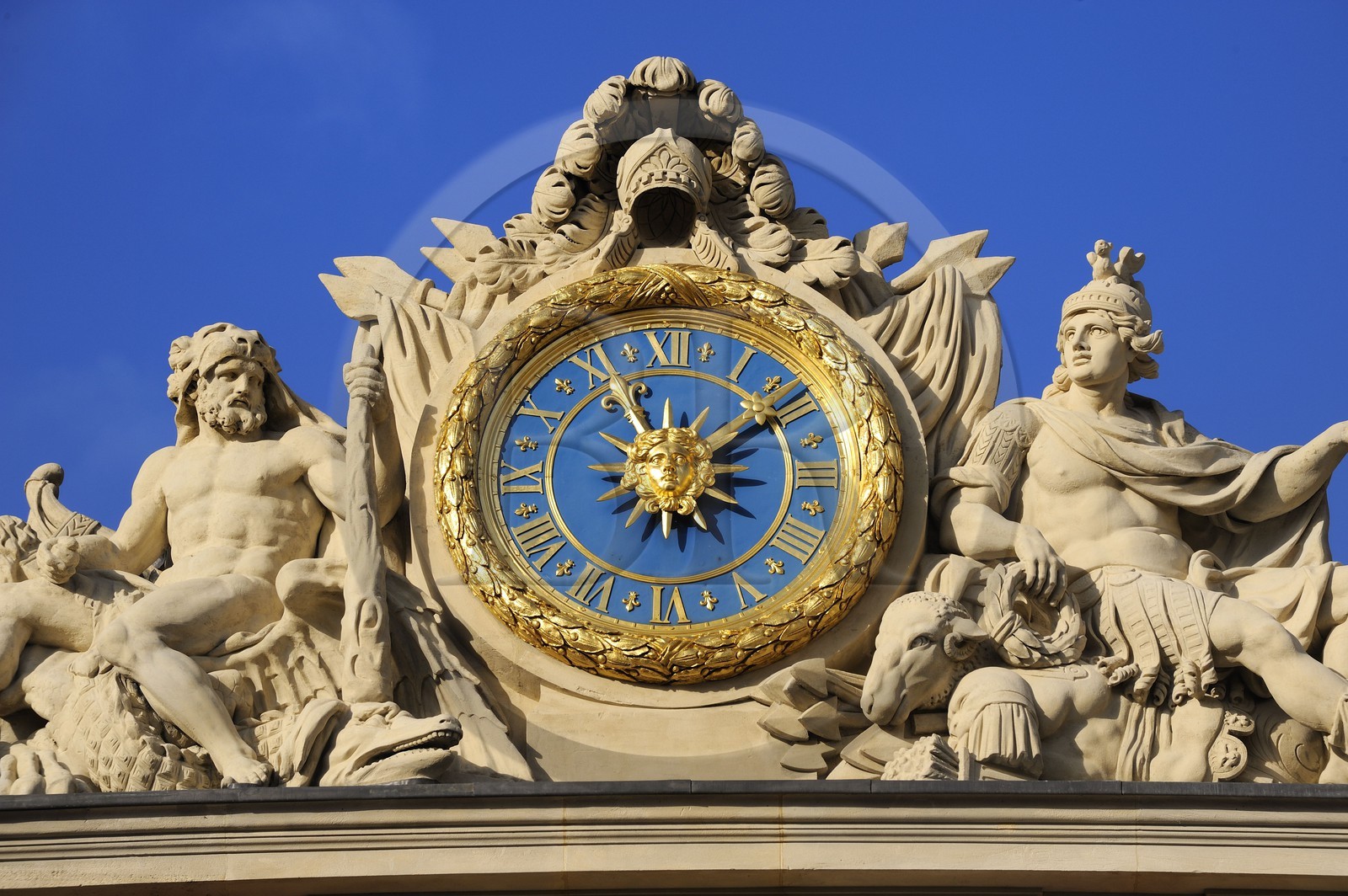 France, Yvelines (78), château de Versailles, classé Patrimoine Mondial de l'UNESCO, horloge de la Cour de Marbre rénovée en 2008