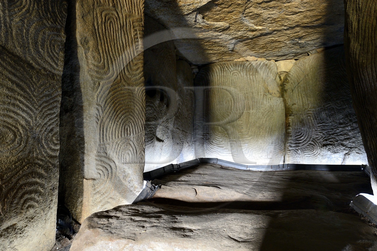 France, Morbihan (56), Golfe du Morbihan, galerie couverte entièrement gravée du Cairn de Gavrinis 3500 avant JC