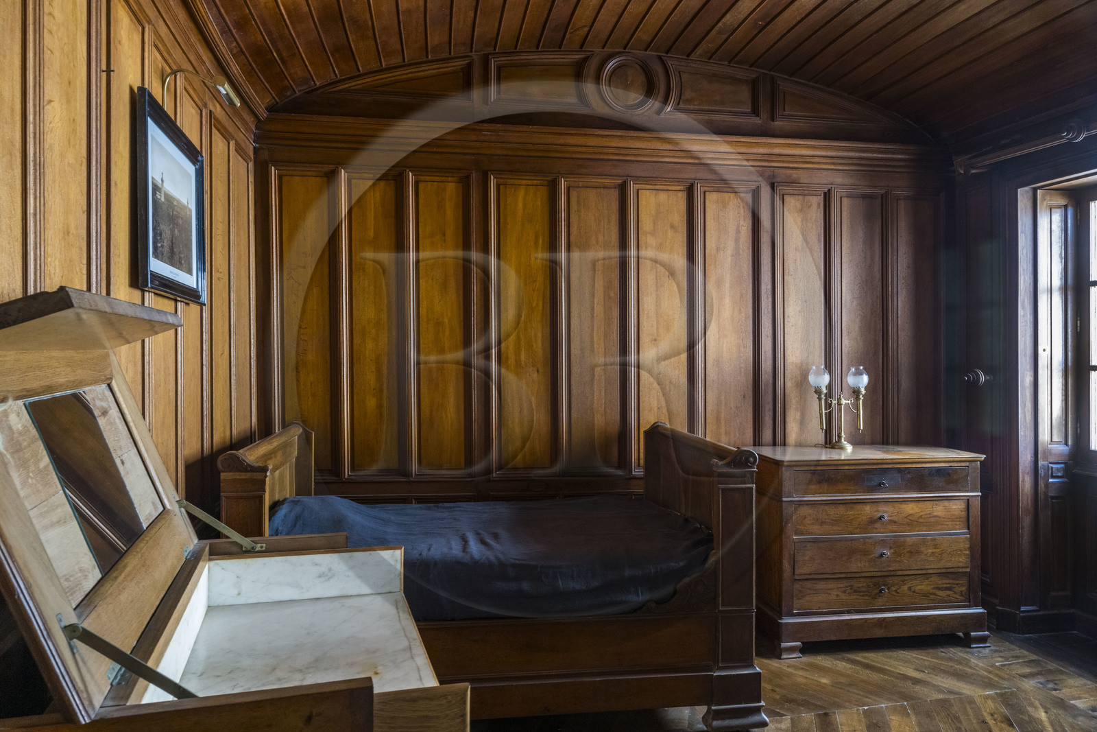 France, Gironde (33), le Verdon-sur-Mer, phare de Cordouan, classé Patrimoine Mondial de l'UNESCO, l'appartement de l'ingénieur dans le couronnement, salle lambrissée de chêne à la disposition des ingénieurs du service des Phares et Balises