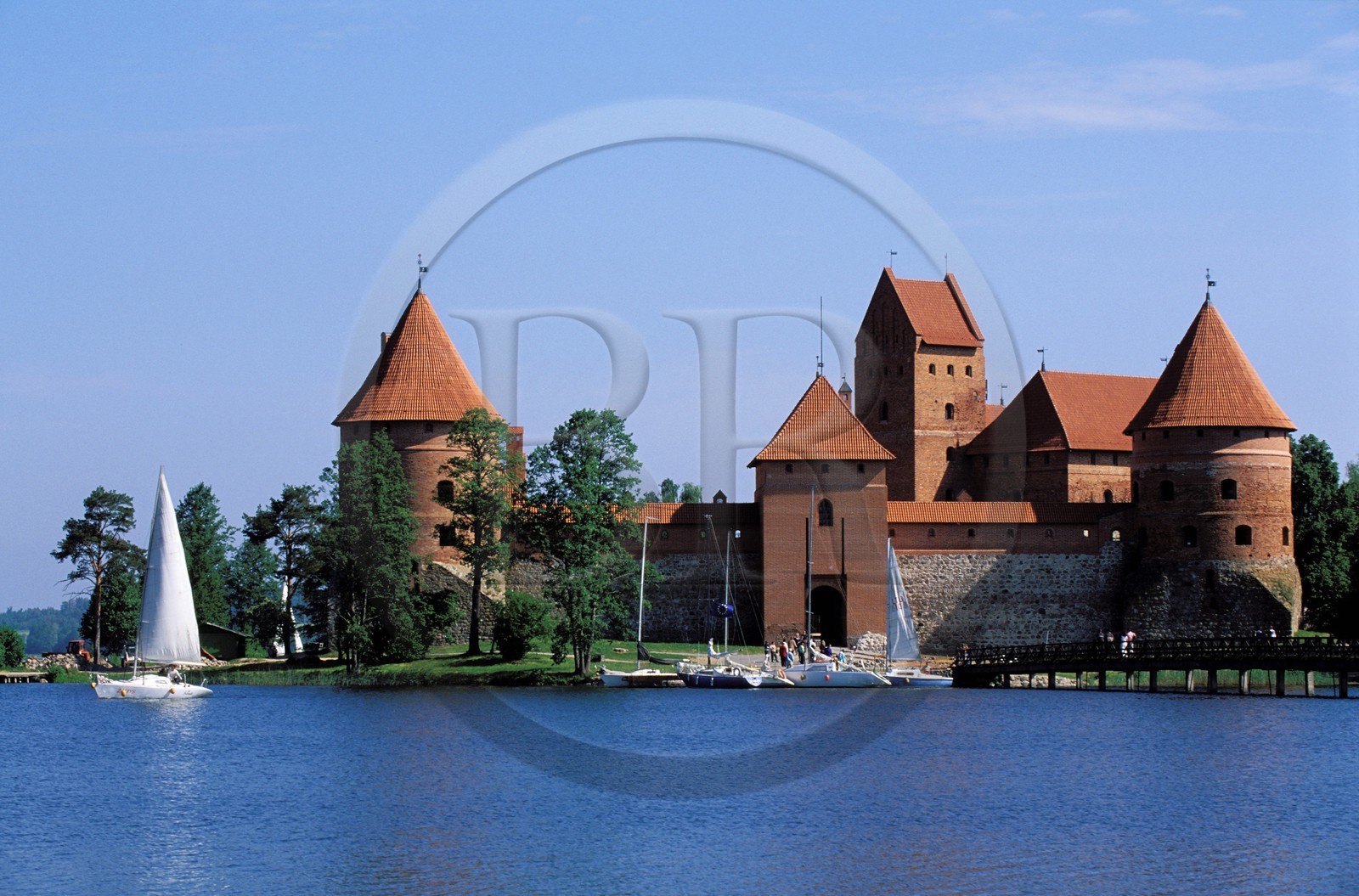 Lituanie (Pays Baltes), Trakai, château de Trakai (le plus célèbre château du pays) au milieu du lac de Galve
