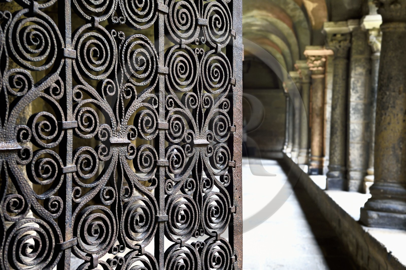 France, Haute-Loire (43), Le Puy-en-Velay, étape des chemins de Compostelle, la cathédrale Notre-Dame-de-l'Annonciation du XIIe siècle classée Patrimoine Mondial de l'UNESCO, le cloitre, grille romane en fer forgé réalisée au début du XIIe siècle qui ferme le passage conduisant à la cathédrale
