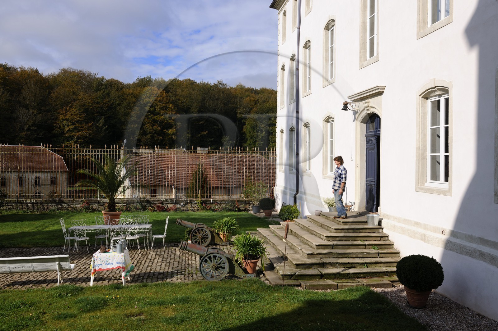 France, Vosges (88), Manufacture Royale de Bains-les-Bains, François Cornevaux devant sa maison