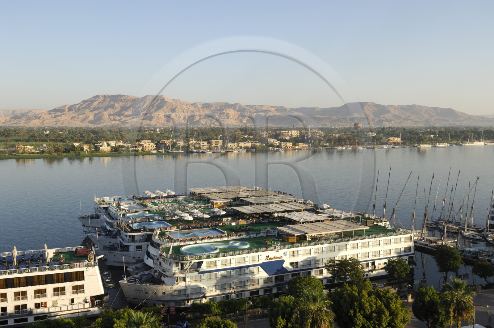 Egypte, Haute Egypte, vallée du Nil, Louxor, le Nil et la rive ouest