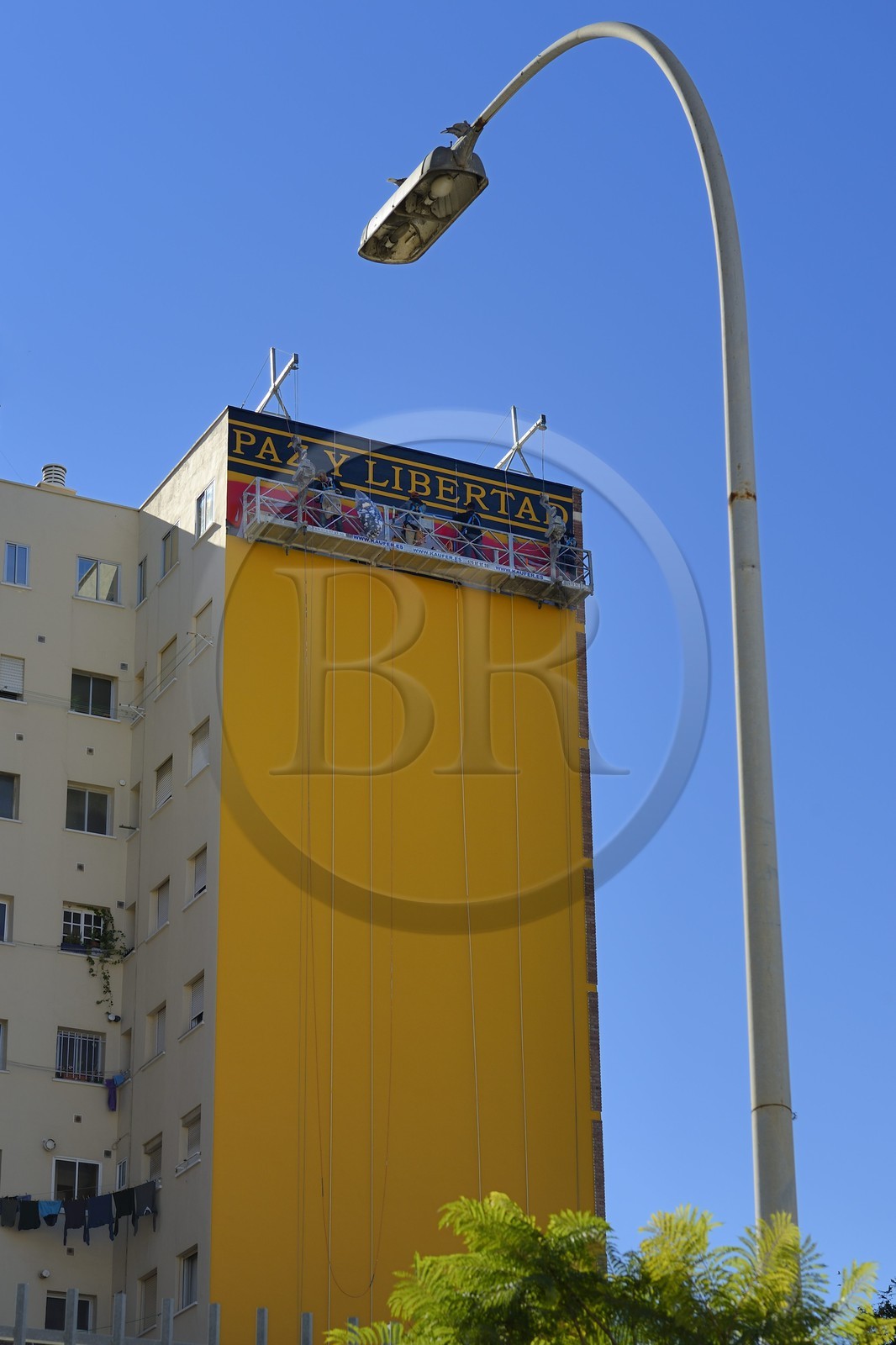 Espagne, Andalousie, Malaga, quartier Soho, barrio de las Artes (quartier des Arts), Maus street art, création d'une peinture murale par Obey Giant dirigé par Frank Shepard Fairey