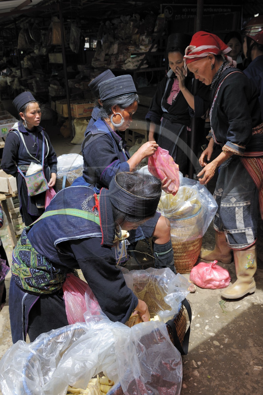 Vietnam, Lao Cai province, Sapa market, Black Hmong minority group