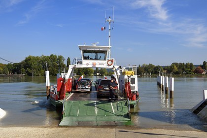 France, Seine-Maritime (76), Pays de Caux, Parc naturel régional des Boucles de la Seine normande, traversée du bac auto sur la Seine à Mesnil-sous-Jumièges