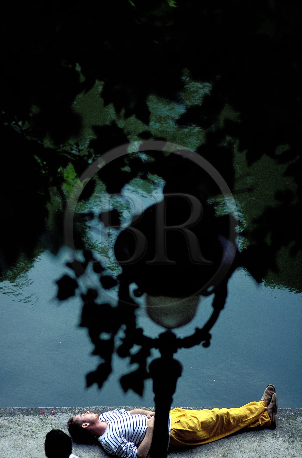 France, Paris (75), moment de détente, le long du canal Saint-Martin (10ème arrondissement)