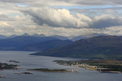 Royaume-Uni, Ecosse, Highland, Hébrides intérieures, Ile de Skye, le pont à Kyle of Lochalsh  et le Loch Alsh en arrière plan (vue aérienne)