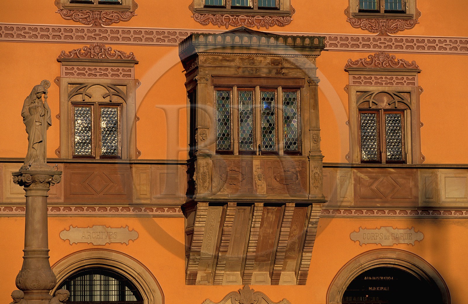 France, Bas-Rhin (67), village d'Obernai, Hôtel de ville et fontaine Sainte-Odile, place du marché