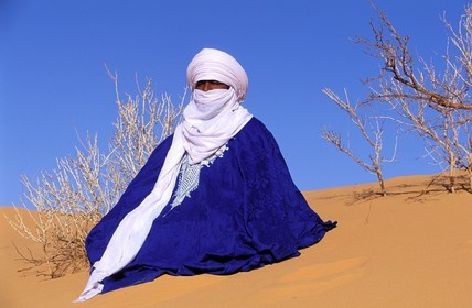 Libye, région du désert, Le Fezzan (Sahara), Touareg en habits traditionnels dans les dunes de l'Erg Takioumet