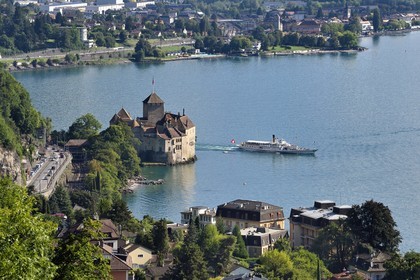 Suisse, Canton de Vaud, Veytaux, chateau Chillon sur les rives du lac Léman et le bateau à roues à aubes Rhone (1927) de la Compagnie générale de navigation sur le lac Léman (CGN)