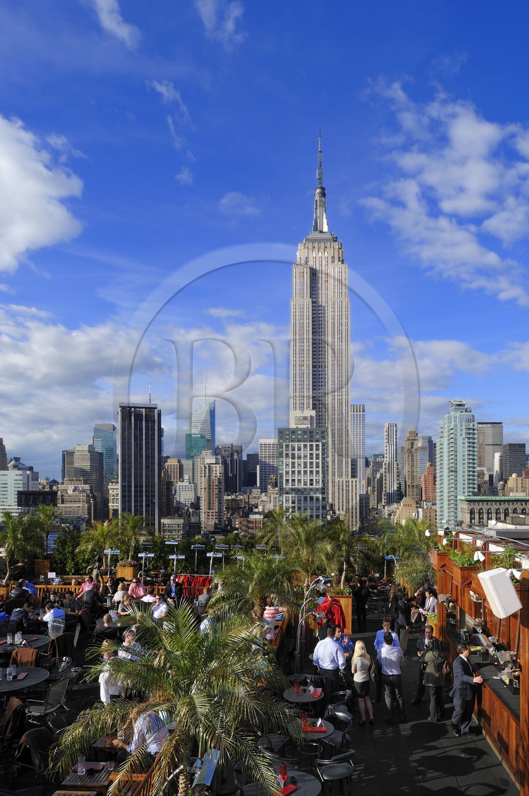 Etats-Unis, New York, Manhattan, Midtown, terrasse du café branché Le 230 sur la 5ème Avenue et l'Empire State Building