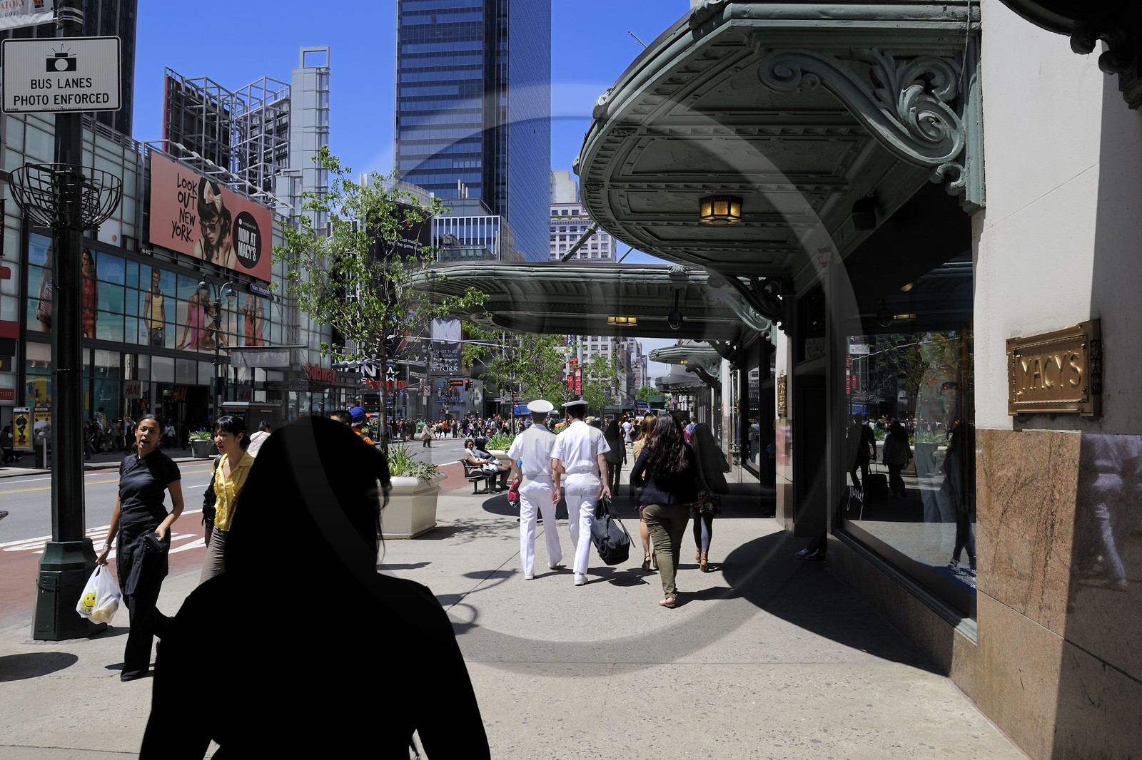 Etats-Unis, New York, Manhattan, Midtown, marins rejoignant leur navire au bout de la 34th Street qui longe le grand magasin Macy's