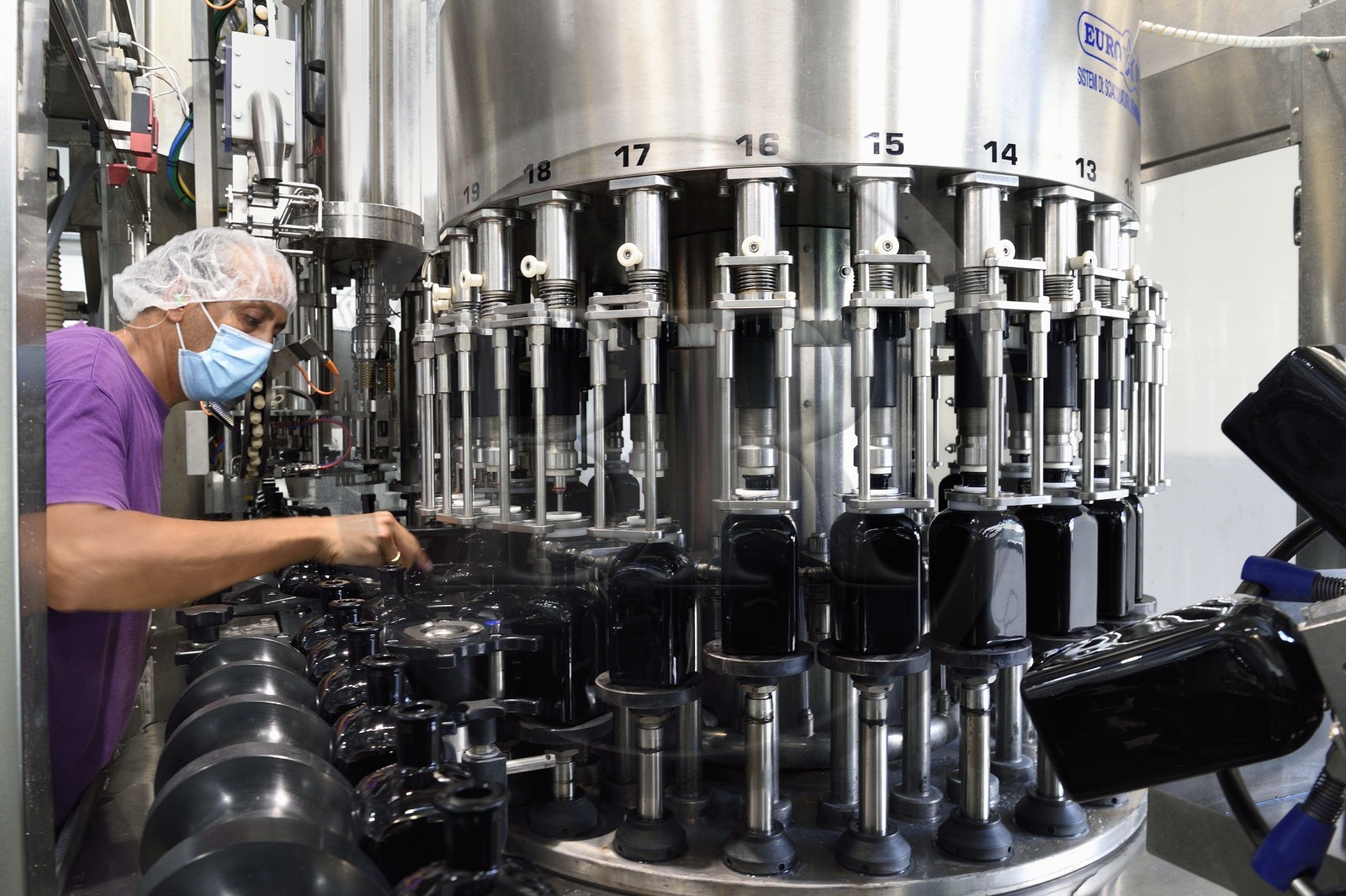 France, Ile de la Reunion, Saint Pierre, domaine de la distillerie Isautier, usine d'embouteillage et d'étiquetage, mise en bouteille de 70cl de rhum arrangé, le conducteur de ligne Khaldu Boualem