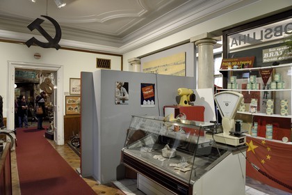 République Tchèque, Prague, Nove Mesto (nouvelle ville), collection d'objets du Muzeum Komunismu situé rue Na Prikope, musée qui retrace l'histoire du communisme Tchécoslovaque