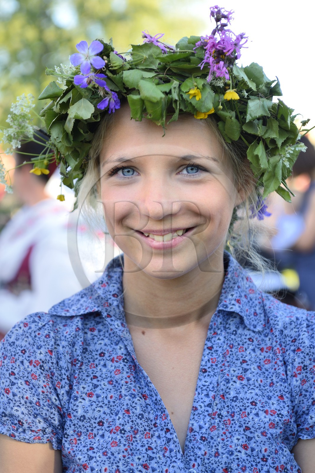 Suède, comté de Dalécarlie, région de Leksand, célébrations du solstice d'été dans le petit hameau de Hjulbäck, couronne de fleures pour jeunes filles célibataires