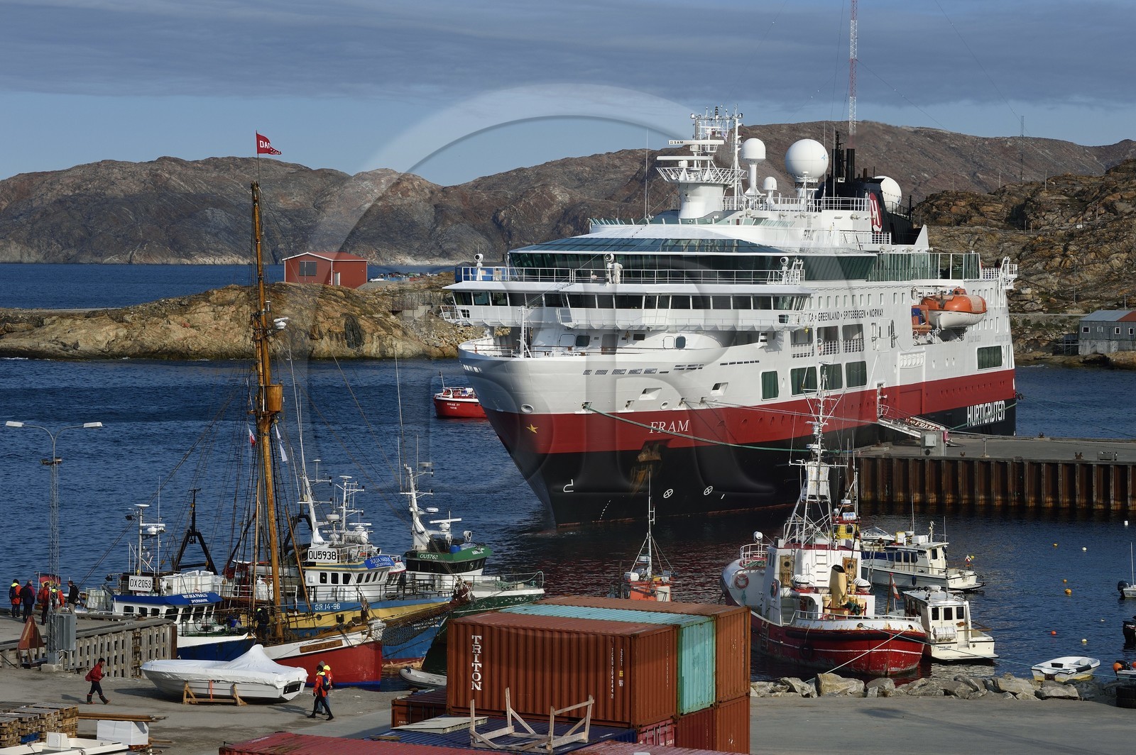 Groenland, cote ouest, baie de Baffin, bateau de croisière MS Fram de la compagnie Hurtigruten dans le port d'Upernavik