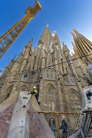 Espagne, Catalogne, Barcelone, quartier de l'Eixample, basilique de la Sagrada Familia de l'architecte du modernisme catalan Antoni Gaudi classée Patrimoine Mondial de l'UNESCO, chantier du cloitre sous la facade de l'abside dominée par la Tour de la Vierge Marie