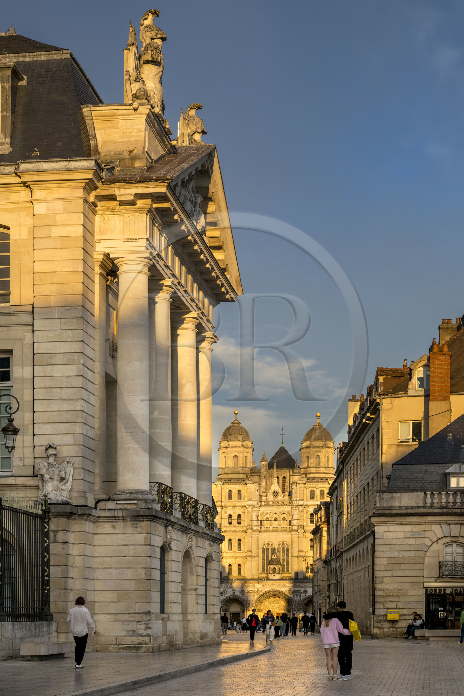 France, Côte-d'Or (21), Dijon, zone classée Patrimoine Mondial de l'UNESCO, L’église Saint-Michel du XVIe siècle et sa facade Renaissance, le palais des Ducs de Bourgogne sur la place de la Libération au premier plan
