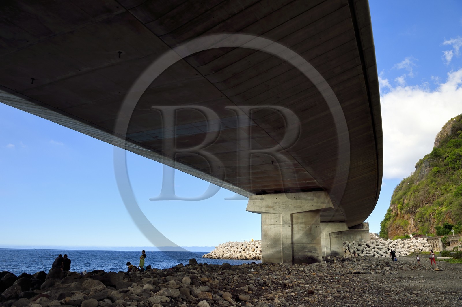 France, Ile de la Reunion, la Grande Chaloupe à La Possession, la Nouvelle Route du Littoral (NRL), fin du viaduc maritime long de 5,4 km entre la capitale Saint-Denis et la Grande Chaloupe