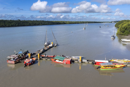 France, Guyane, Kourou, le ponton des pêcheurs sur l'estuaire du fleuve Kourou à proximité de la gare maritime des Balourous (vue aérienne)