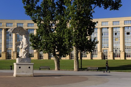 France, Hérault (34), Montpellier, quartier Antigone, Esplanade de l' Europe de l' architecte Ricardo Bofill et la réplique de la Victoire de Samothrace