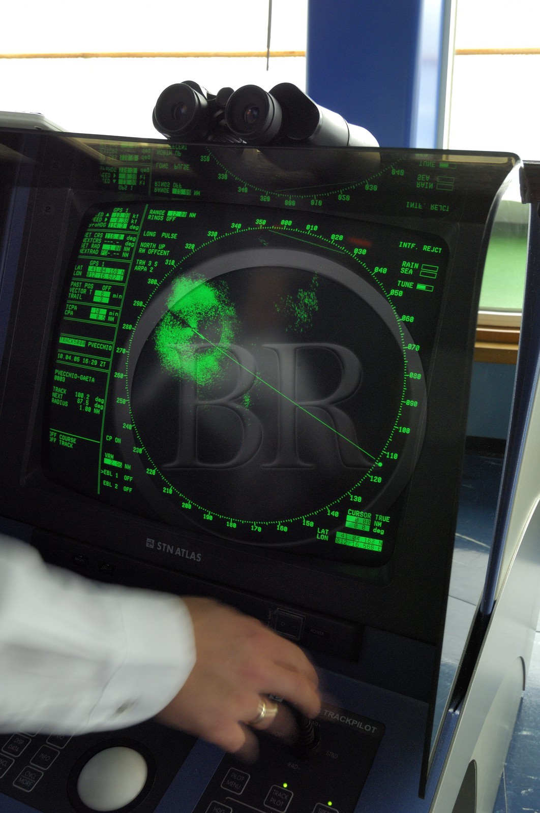 Italie, croisière à bord du Silvershadow de la compagnie Silversea, poste de commandement, radar